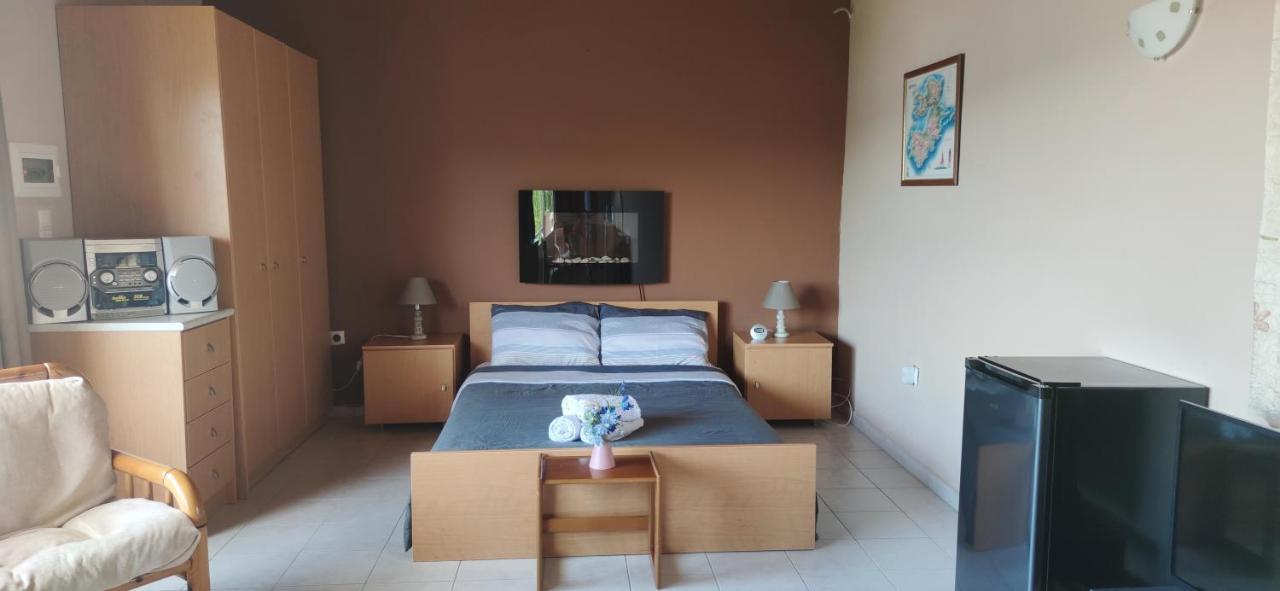 Penthouse Studio Next To The Sea Salamina Exterior photo